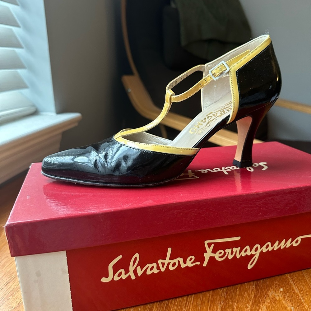 Elegant Black and Gold Salvatore Ferragamo Heels - Timeless Design